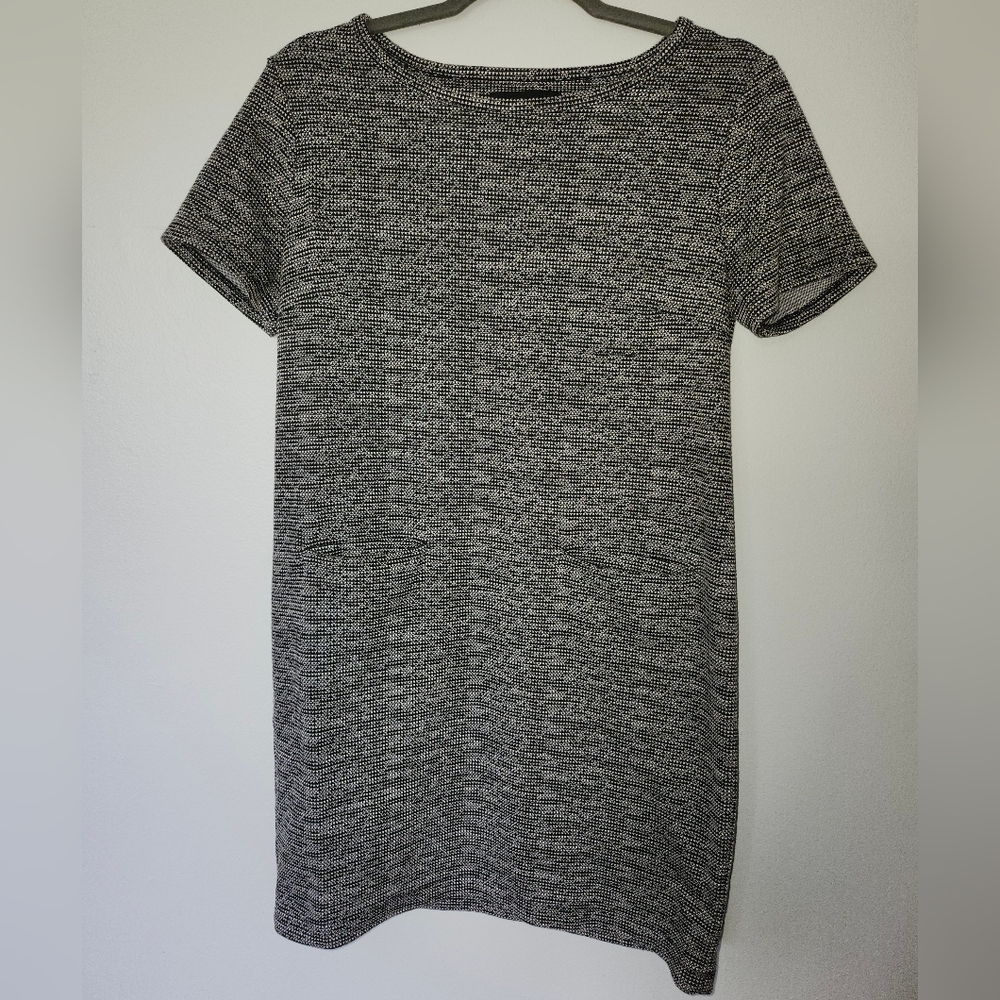 Tahari Shift Dress with Pockets and Sleeves Size Small